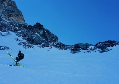 Ski hors piste à la grave avec un guide de haute montagne